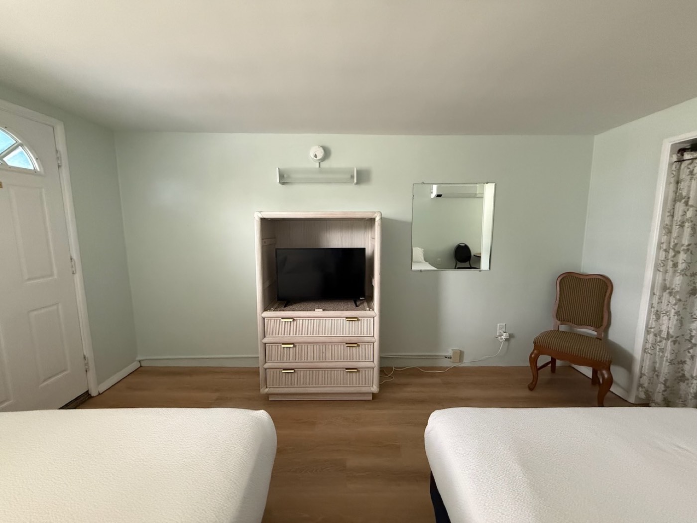 Motel Room (2/4)